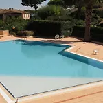 2 Pièces Avec Jardin, Garage Et Piscine à - Fr-1-780-45 *